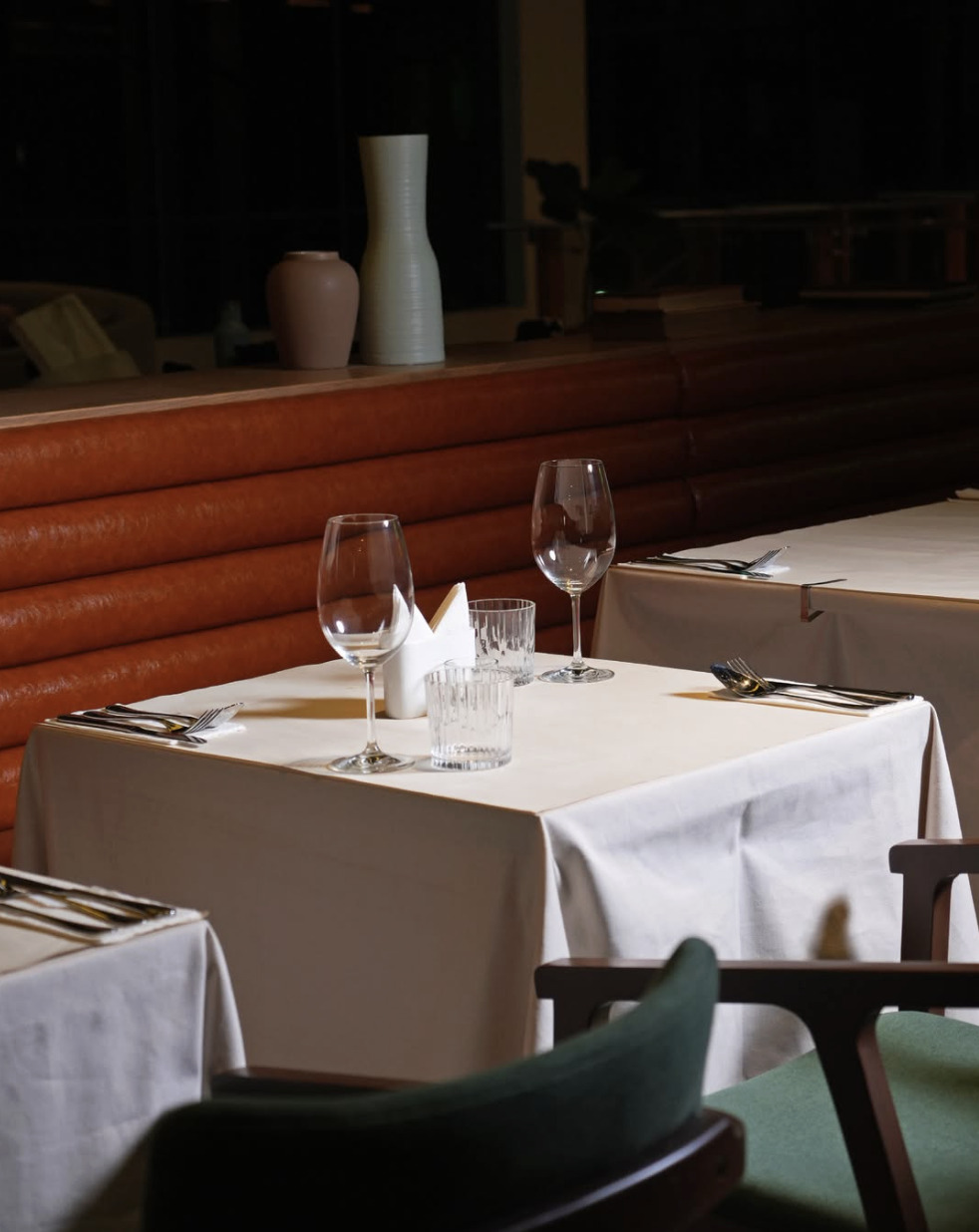 Écoute table setting with white linen, glassware and warm ambient lighting