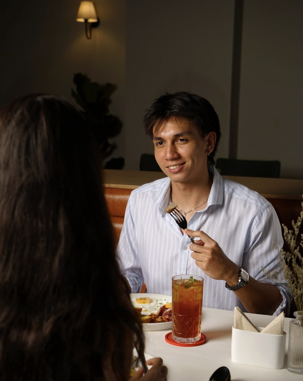 A man enjoying a meal and iced tea at Écoute
