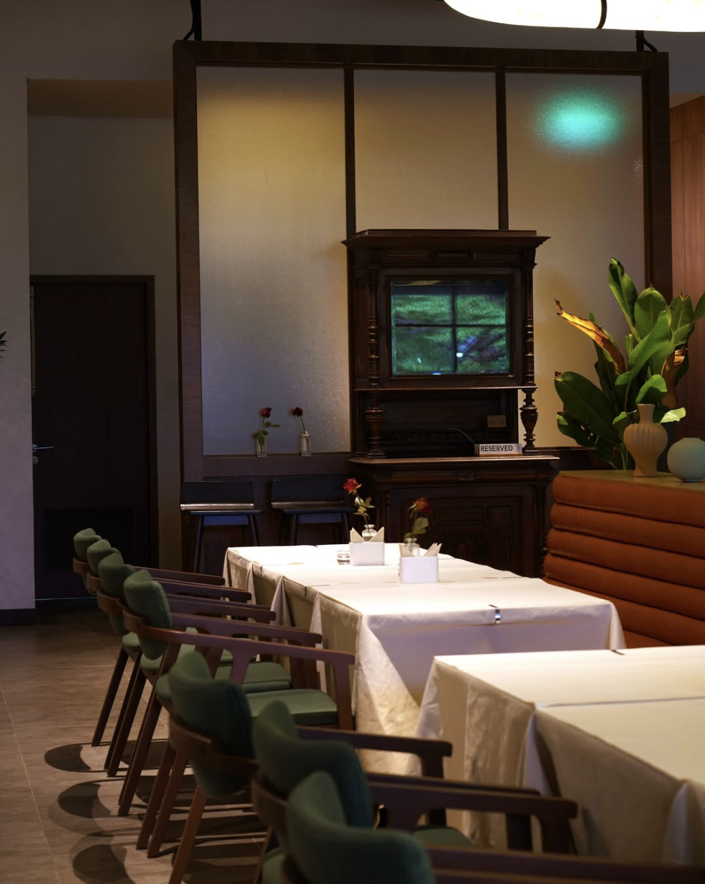 Reserved table prepared for guests in the Écoute dining room
